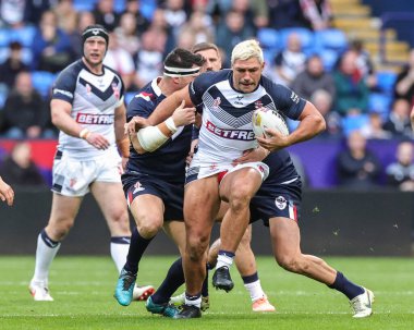 İngiltere 'nin Ryan Hall takımını Rugby Ligi Dünya Kupası 2021 Grubu A Grubu İngiltere ile Bolton Üniversitesi Stadyumu, Bolton, Birleşik Krallık, 22 Ekim 202' de oynanan karşılaşmada Fransız Benjamin Garcia yendi.