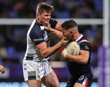 İngiltere 'den Jack Welsby ve Fransa' dan Morgan Escar Rugby Ligi Dünya Kupası 2021 Grubu A Grubu maçında İngiltere Fransa 'ya karşı Bolton Stadyumu, Bolton, İngiltere 22 Ekim 2022