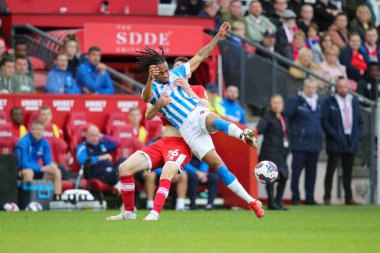 Middlesbrough 'dan 26 numaralı Darragh Lenihan, 2 Ekim' de Middlesbrough, Birleşik Krallık 'taki Riverside Stadyumu' nda oynanan Sky Bet Şampiyonası 'nda Huddersfield # 18 numaralı David Kasumu' ya faul yaptığı için sarı kart aldı.