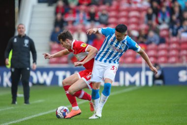 Middlesbrough 'dan Paddy McNair # 17 numara Huddersfield Town' dan Yuta Nakayama # 33 ile Middlesbrough - Huddersfield Town maçı sırasında Middlesbrough, Middlesbrough, Birleşik Krallık 'ta 22 Ekim 202