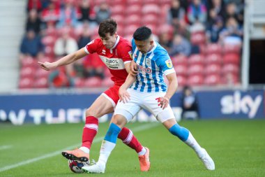 Middlesbrough 'dan Paddy McNair # 17 numara Huddersfield Town' dan Yuta Nakayama # 33 ile Middlesbrough - Huddersfield Town maçı sırasında Middlesbrough, Middlesbrough, Birleşik Krallık 'ta 22 Ekim 202