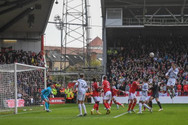 Liverpool 'dan Virgil van Dijk # 4 Premier Lig maçı Nottingham Forest Liverpool' a karşı 22 Ekim 202 'de Nottingham, İngiltere' de oynanan City Ground, Nottingham maçında gol atmak için yükseliyor.