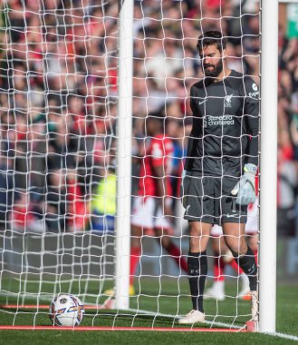 Liverpool 'dan Alisson Becker 22 Ekim 202' de İngiltere 'nin Nottingham City Ground kentinde oynanan Premier League maçında topu ağdan aldı.