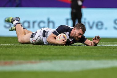 İngiltere 'nin Elliott Whitehead, 22 Ekim 202' de İngiltere ile Bolton Stadyumu 'nda oynanan Rugby Ligi Dünya Kupası 2021-A Grubu karşılaşması için mücadele ediyor.