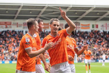Blackpool 'dan Jerry Yates 22 Ekim 202' de Bloomfield Road, Blackpool 'da oynanan Blackpool-Preston North End maçında 3-1 kazanma golünü kutluyor.