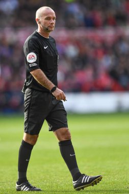 Paul Tierney hakem, Premier Lig maçı sırasında Nottingham Forest, Liverpool 'a karşı City Ground, Nottingham, İngiltere, 22 Ekim 202