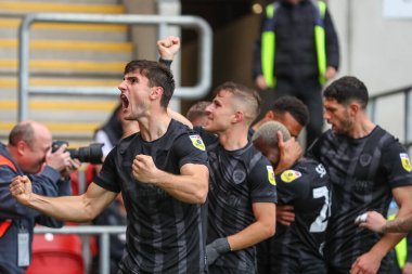 Hull City 'den Ryan Longman # 16 numara Hull City' den Cyrus Christie 'yi kutluyor. Hull City' nin 33 numaralı golü Rotherham United, Hull City 'ye karşı, New York Stadyumu, Rotherham, 22 Ekim 202' de oynanan Sky Bet Şampiyonası maçında 1-2 yaptı.