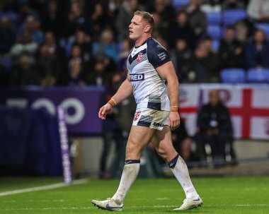 İngiltere 'den Tom Burgess, 22 Ekim 202' de İngiltere 'nin Bolton Stadyumu' nda Fransa 'ya karşı oynadığı Rugby Ligi Dünya Kupası 2021 Grubu maçında günah keçisi oldu.