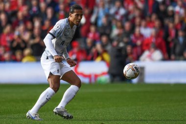 Liverpool 'dan Virgil van Dijk # 4 Premier League maçı sırasında Nottingham Forest Liverpool' a karşı City Ground, Nottingham, 22 Ekim 202
