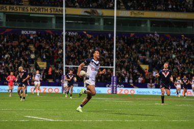 İngiltere 'den Dom Young, 22 Ekim 202' de Bolton Stadyumu 'nda oynanan Rugby Ligi Dünya Kupası 2021 Grubu A Grubu maçında 60 yardalık bir soloya koşuyor.