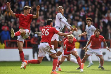 Liverpool 'dan Virgil van Dijk # 4 Nottingham Ormanı' ndan Ryan Yates # 22 ve Nottingham Ormanı 'ndan Scott McKenna # 26 Premier Lig karşılaşmasında Nottingham Ormanı Liverpool' a karşı City Ground, Nottingham, İngiltere 'de 22 Ekim 202' de oynanan karşılaşmada