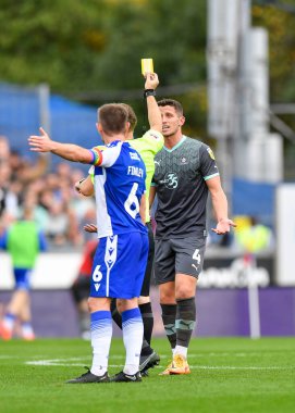 Plymouth Argyle orta saha oyuncusu Jordan Houghton (4), 22 Ekim 202 tarihinde İngiltere 'nin Memorial Stadyumu' nda Bristol Rovers - Plymouth Argyle maçında sarı kart aldı.