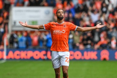 Blackpool 'dan CJ Hamilton # 22, 21 Ekim 202' de Bloomfield Road, Blackpool 'da oynanan Blackpool-Preston North End maçında 4-1 kazanma hedefini kutluyor.