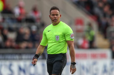 Hakem Steve Martin, Gök İddia Şampiyonası maçında Rotherham United, Hull City 'ye karşı New York Stadyumu, Rotherham, İngiltere, 22 Ekim 202