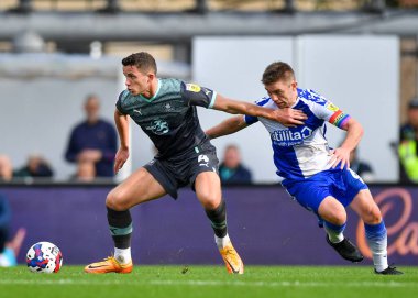 Plymouth Argyle orta saha oyuncusu Jordan Houghton (4), 22 Ekim 202 tarihinde İngiltere 'nin Bristol şehrindeki Memorial Stadyumu' nda Bristol Rovers - Plymouth Argyle maçında topu koruyor.