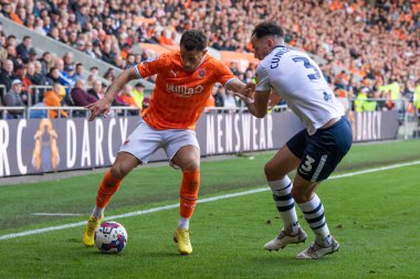 Blackpool 'dan Jerry Yates # 9, Preston North End' den Greg Cunningham 'ı 22 Ekim 202' de Bloomfield Road, Blackpool, İngiltere 'de Blackpool' a karşı Blackpool-Preston North End maçında oyaladı.