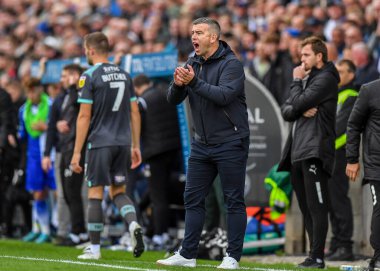 Plymouth Argyle Müdürü Steven Schumacher, 22 Ekim 202 'de İngiltere' nin Bristol Stadyumu 'nda Bristol Rovers' a karşı Plymouth Argyle maçını işaret ederek el kol hareketi yapıyor ve bağırıyor.