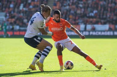 Blackpool 'dan CJ Hamilton # 22, Preston North End' den Brad Potts 'u 22 Ekim 202' de Bloomfield Road, Blackpool 'da Blackpool Preston North End maçında durdurdu.