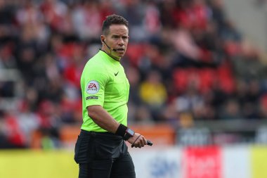 Hakem Steve Martin, Gök İddia Şampiyonası maçında Rotherham United, Hull City 'ye karşı New York Stadyumu, Rotherham, İngiltere, 22 Ekim 202