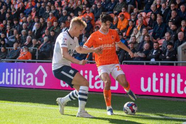 Blackpool 'un Charlie Patino # 28' i Blackpool maçında Blackpool Preston North End 'e karşı 22 Ekim 202' de Bloomfield Road, Blackpool 'da maç yapıyor.