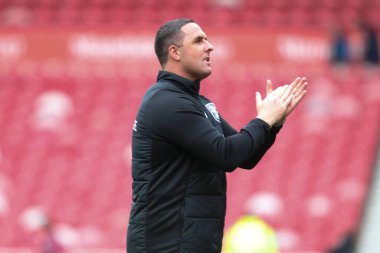 Huddersfield Town 'un yöneticisi Mark Fotheringham, 22 Ekim 202' de Middlesbrough, Middlesbrough 'da oynanan Sky Bet Şampiyonası karşılaşmasında Huddersfield Town taraftarlarını alkışladı.