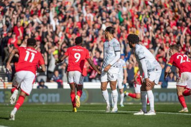 Nottingham Ormanı 'nın 9 numarası Taiwo Awoniyi 22 Ekim 202' de Nottingham Forest 'a karşı Liverpool' da oynanan Premier Lig maçında Forest 'ı öne koymasını kutluyor.