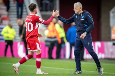 Middlesbrough 'un Leo Percovich Caretaker Menajeri 22 Ekim 202' de Middlesbrough, Birleşik Krallık 'taki Riverside Stadyumu' nda Middlesbrough - Huddersfield Town maçından sonra Middlesbrough # 30 Middlesbrough ile tokalaştı.