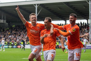 Blackpool 'dan Jerry Yates 22 Ekim 202' de Bloomfield Road, Blackpool 'da oynanan Blackpool-Preston North End maçında 3-1 kazanma golünü kutluyor.