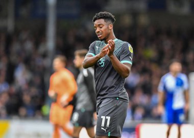 Plymouth Argyle (11) forveti Niall Ennis (11) taraftarları tam zamanlı alkışlıyor ve 22 Ekim 202 'de Bristol-Plymouth Stadyumu' nda Bristol Rovers - Plymouth Argyle maçında üzgün görünüyor.