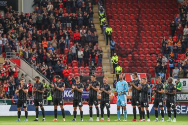 Hull City oyuncuları, 22 Ekim 202 'de İngiltere' nin Rotherham Stadyumu 'nda oynanan ve Rotherham United' ın Hull City 'ye karşı oynadığı Sky Bet Şampiyonası öncesinde eski bir Rotherham United oyuncusunu alkışlamak için dakikalar içinde katılıyorlar.