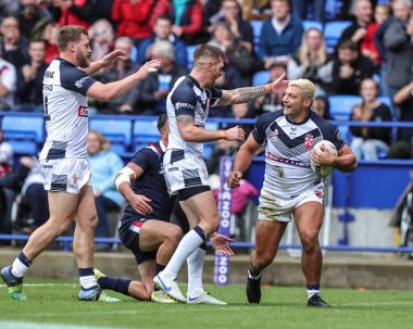 İngiltere 'den Ryan Hall, 22 Ekim 202' de Bolton Üniversitesi, Bolton Stadyumu 'nda oynanan Rugby Ligi Dünya Kupası 2021 Grubu A Grubu maçında denemesini kutluyor.