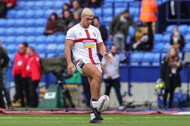 İngiltere 'den Ryan Hall, Rugby Ligi Dünya Kupası 2021 Grubu A Grubu maçından önce İngiltere ile Bolton Stadyumu, Bolton, Birleşik Krallık' ta 22 Ekim 202 'de oynanan karşılaşma öncesinde ısındı.