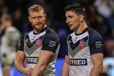 İngiltere 'den Elliott Whitehead ve İngiltere' den Victor Radley Rugby Ligi Dünya Kupası 2021 Grubu A maçı sırasında Bolton Üniversitesi 'nde Fransa' ya karşı, Bolton, Birleşik Krallık, 22 Ekim 202