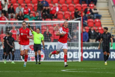 Rotherham United 'ın 12 numaralı oyuncusu Georgie Kelly, 22 Ekim 202' de New York, Rotherham, İngiltere 'de oynanan ve Rotherham United' ın Hull City 'ye karşı oynadığı Sky Bet Şampiyonası maçında 2-4' lük skorla gol attı.