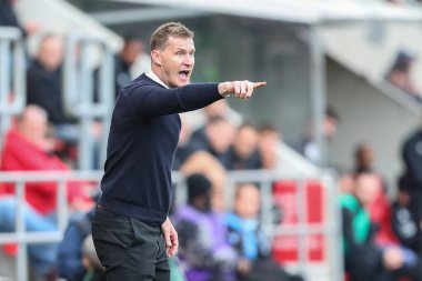 Rotherham United takımının teknik direktörü, 22 Ekim 202 'de New York Stadyumu' nda oynanan Sky Bet Şampiyonası maçında Rotherham United ve Hull City maçında oyuncularına bağırıyor.