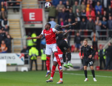 Hull City 'den Jean Michal Seri # 24 ve Rotherham United' dan Wes Harding # 2 Rotherham United, New York Stadyumu, Rotherham City, 22 Ekim 2022 'de oynanan Sky Bet Şampiyonası maçında top için mücadele etti.