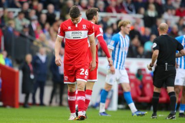 Middlesbrough 'dan 26 numaralı Darragh Lenihan, 2 Ekim' de Middlesbrough, Birleşik Krallık 'taki Riverside Stadyumu' nda oynanan Sky Bet Şampiyonası 'nda Huddersfield # 18 numaralı David Kasumu' ya faul yaptığı için sarı kart aldı.