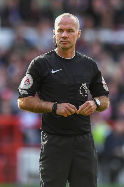 Paul Tierney hakem, Premier Lig maçı sırasında Nottingham Forest, Liverpool 'a karşı City Ground, Nottingham, İngiltere, 22 Ekim 202