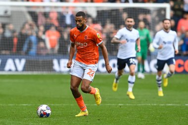 Blackpool 'dan CJ Hamilton # 22 numara 21 Ekim 202' de Bloomfield Road, Blackpool 'da oynanan Blackpool-Preston North End maçında topa vuruyor.