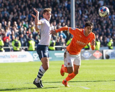 Blackpool 'dan Kenny Dougall # 12, 21 Ekim 202' de Bloomfield Road, Blackpool 'da oynanan Blackpool-Preston North End maçında maç sırasında hareket halindeydi.