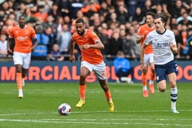 Blackpool 'dan CJ Hamilton # 22 numara 21 Ekim 202' de Bloomfield Road, Blackpool 'da oynanan Blackpool-Preston North End maçında topa vuruyor.