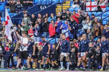 İngiltere 'den Sam Tomkins, 22 Ekim 202' de İngiltere 'nin Bolton Stadyumu' nda Fransa 'ya karşı oynadığı Rugby Ligi Dünya Kupası 2021 Grubu karşılaşmasında takımına liderlik ediyor.