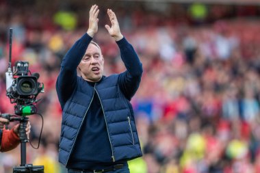 Nottingham Forest teknik direktörü Steve Cooper, 22 Ekim 202 'de İngiltere' nin Nottingham şehrinde oynanan Premier League maçı Nottingham Forest 'a karşı Liverpool maçının ardından ev sahibi taraftarlarıyla kutlama yapıyor.