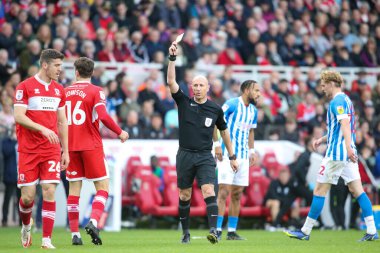 Middlesbrough 'dan 26 numaralı Darragh Lenihan, 2 Ekim' de Middlesbrough, Birleşik Krallık 'taki Riverside Stadyumu' nda oynanan Sky Bet Şampiyonası 'nda Huddersfield # 18 numaralı David Kasumu' ya faul yaptığı için sarı kart aldı.