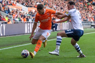 Blackpool 'dan Jerry Yates # 9, Preston North End' den Greg Cunningham 'ı 22 Ekim 202' de Bloomfield Road, Blackpool, İngiltere 'de Blackpool' a karşı Blackpool-Preston North End maçında oyaladı.
