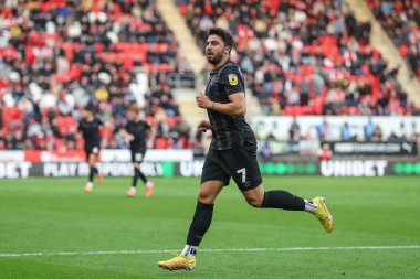 Hull City 'den 7 numaralı Ozan Tufan, 22 Ekim 202' de New York Stadyumu 'nda oynanan ve Rotherham United ile Hull City arasındaki Sky Bet Şampiyonası' nda 1-4 'lük galibiyetini kutluyor.