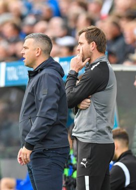 Plymouth Argyle Müdürü Steven Schumacher ve Plymouth Argyle Müdür Yardımcısı Mark Hughes, Bristol Rovers 'a karşı Plymouth Argyle Anma Stadyumu, Bristol, İngiltere, 22 Ekim 202