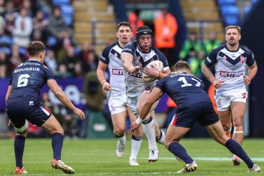 İngiltere 'den Chris Hill, 22 Ekim 2022' de İngiltere 'nin Bolton Stadyumu' nda Fransa 'ya karşı oynadığı Rugby Ligi Dünya Kupası 2021 Grubu karşılaşmasında Fransa' dan Mickal Goudemand 'u geçmeyi umuyor.