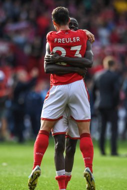 Nottingham Ormanı 'ndan Cheikhou Kouyat # 21 numara ve Nottingham Ormanı' ndan Remo Freuler # 23 numara 22 Ekim 'de Nottingham City Ground, Nottingham' da oynanan Premier League maçı sonunda oynanan 1-0 'lık galibiyeti kutluyorlar.