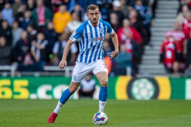 Huddersfield Town 'dan Micha Helik 22 Ekim 2022' de Riverside Stadyumu 'nda Middlesbrough ile Huddersfield Town arasındaki Sky Bet Şampiyonası maçında topun üzerinde.